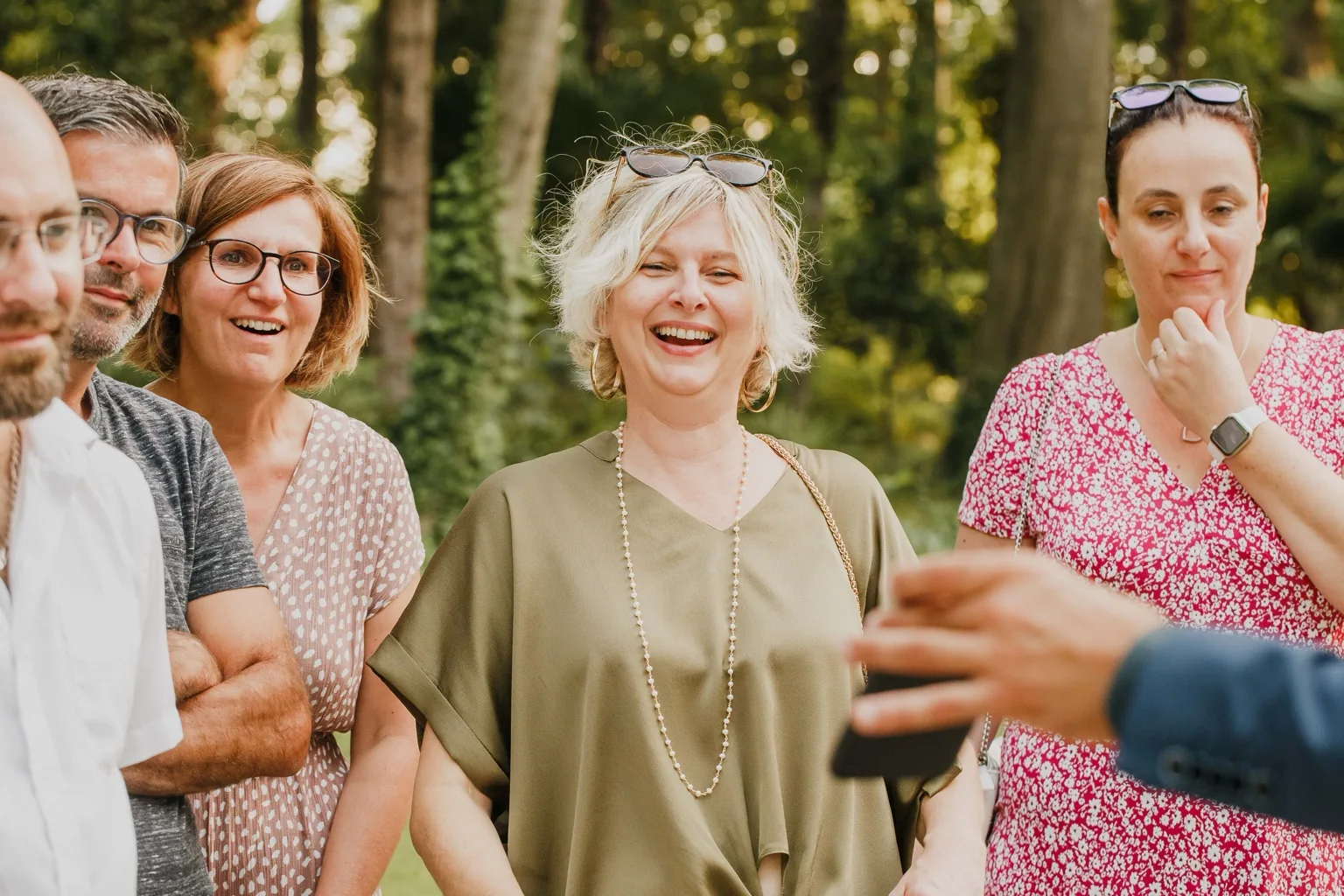 Spectatrices souriantes et riant pendant un tour de magie de Belas Magie