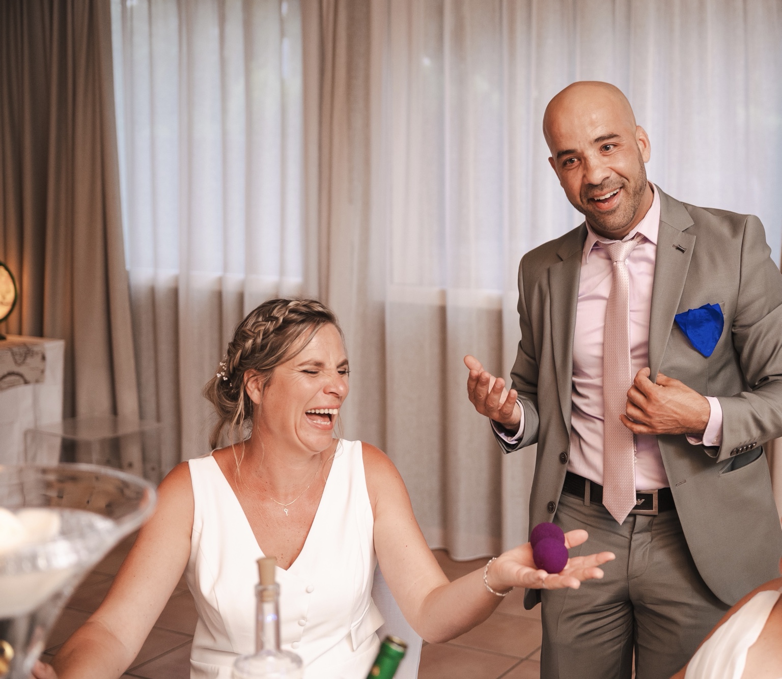 Magicien pendant le repas de mariage