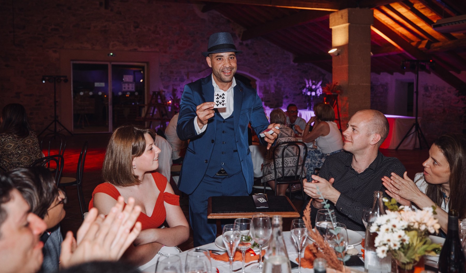 Magicien pendant le repas de mariage
