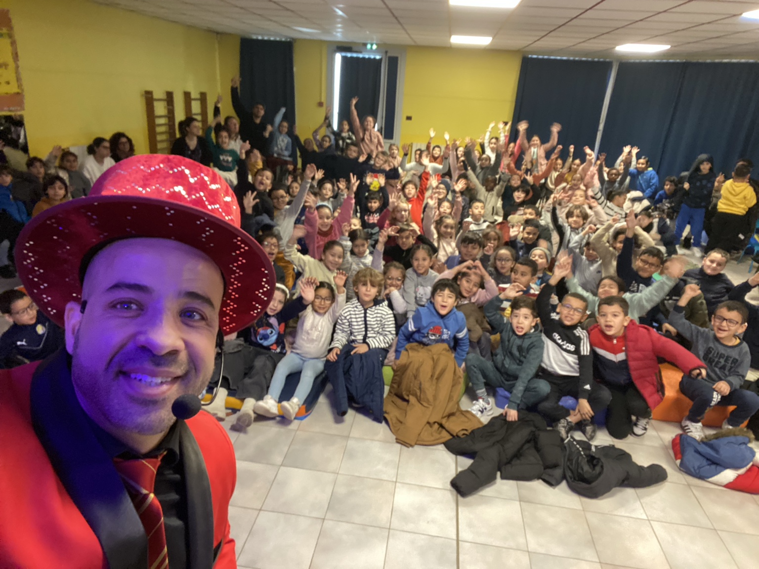 Grand public d’enfants enthousiaste après un spectacle Belas Magie