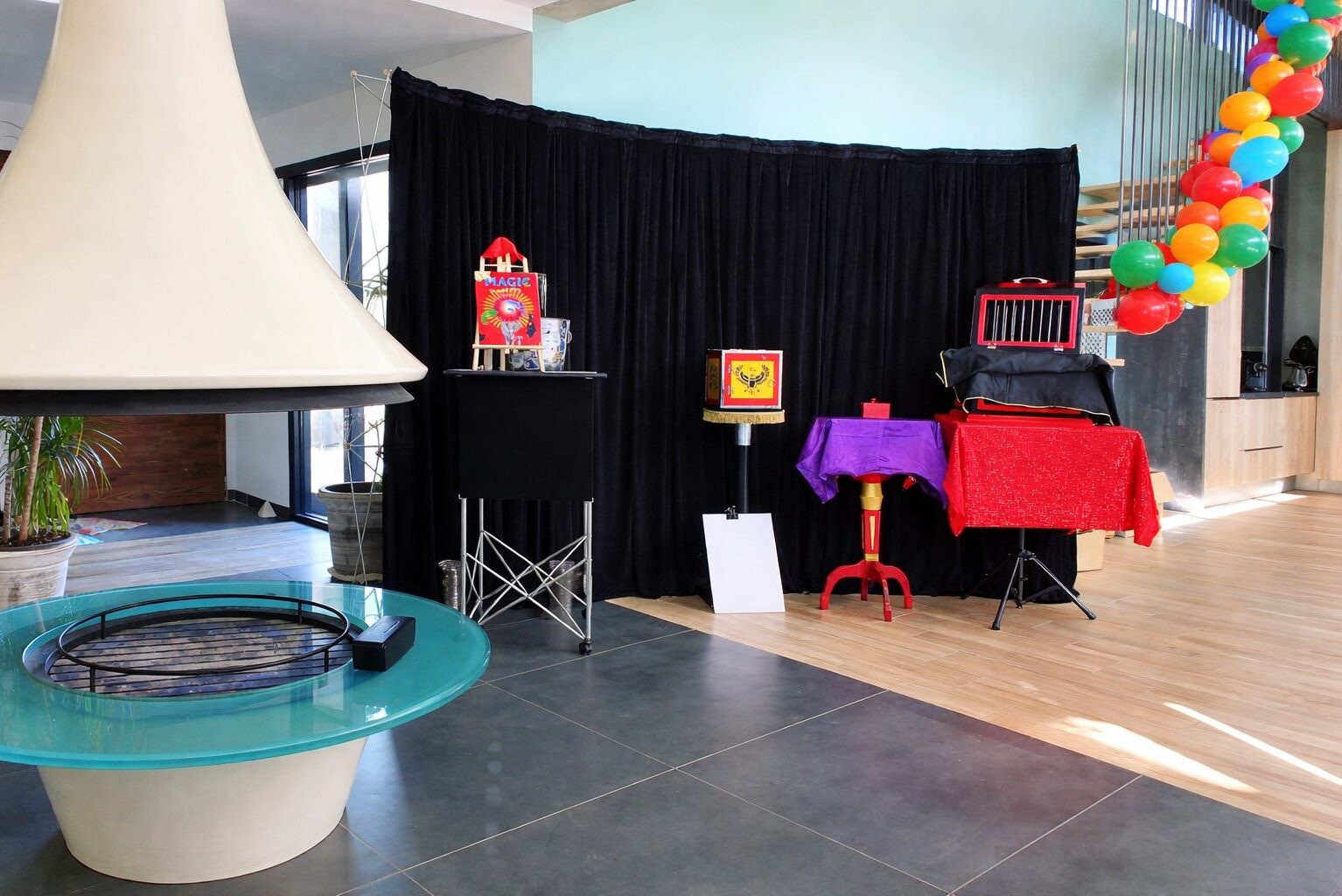 décor spectacle magie enfant avec rideau scène et matériel magicien gard
