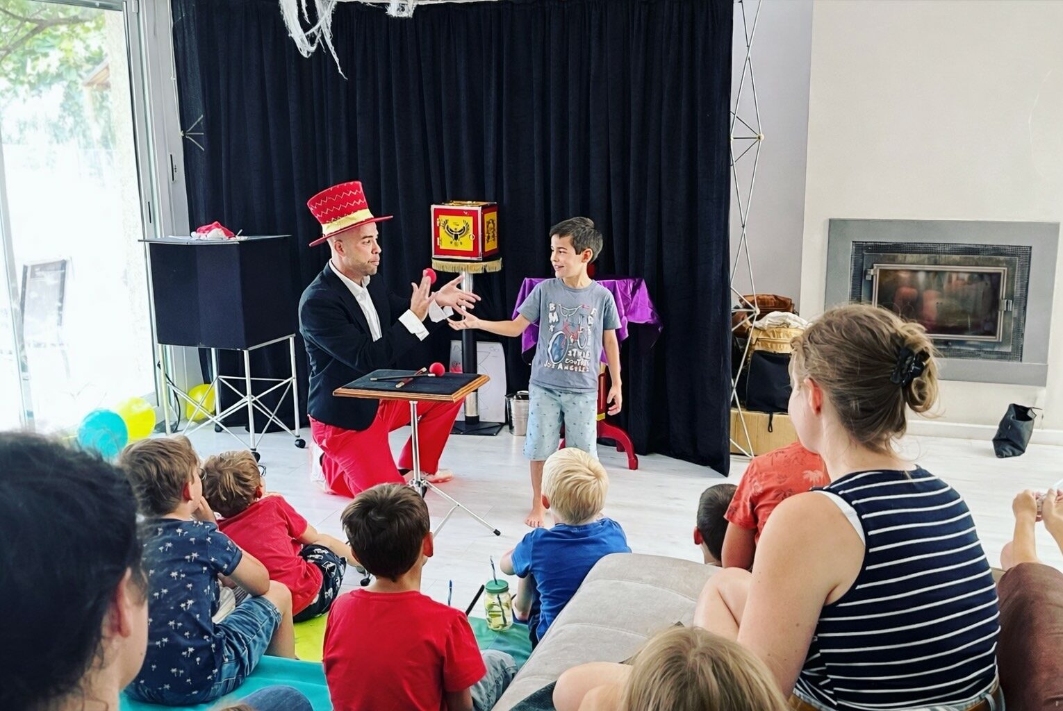magicien pour enfants réalisant un tour de magie lors d'un anniversaire dans le Gard devant un groupe d'enfants
